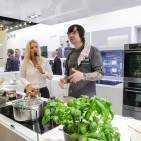 Küchen und Küchentechnik unter einem Dach: Wie hier am Stand von Gorenje übt die Living Kitchen einen besonderen Reiz für Fachbesucher wie Endverbraucher aus. Foto: Kölnmesse