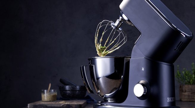 WMF weiß, was Männer lieben: Technisch auf höchstem Niveau ist die Küchenmaschine Profi Plus in der „Beef! Special Edition“.