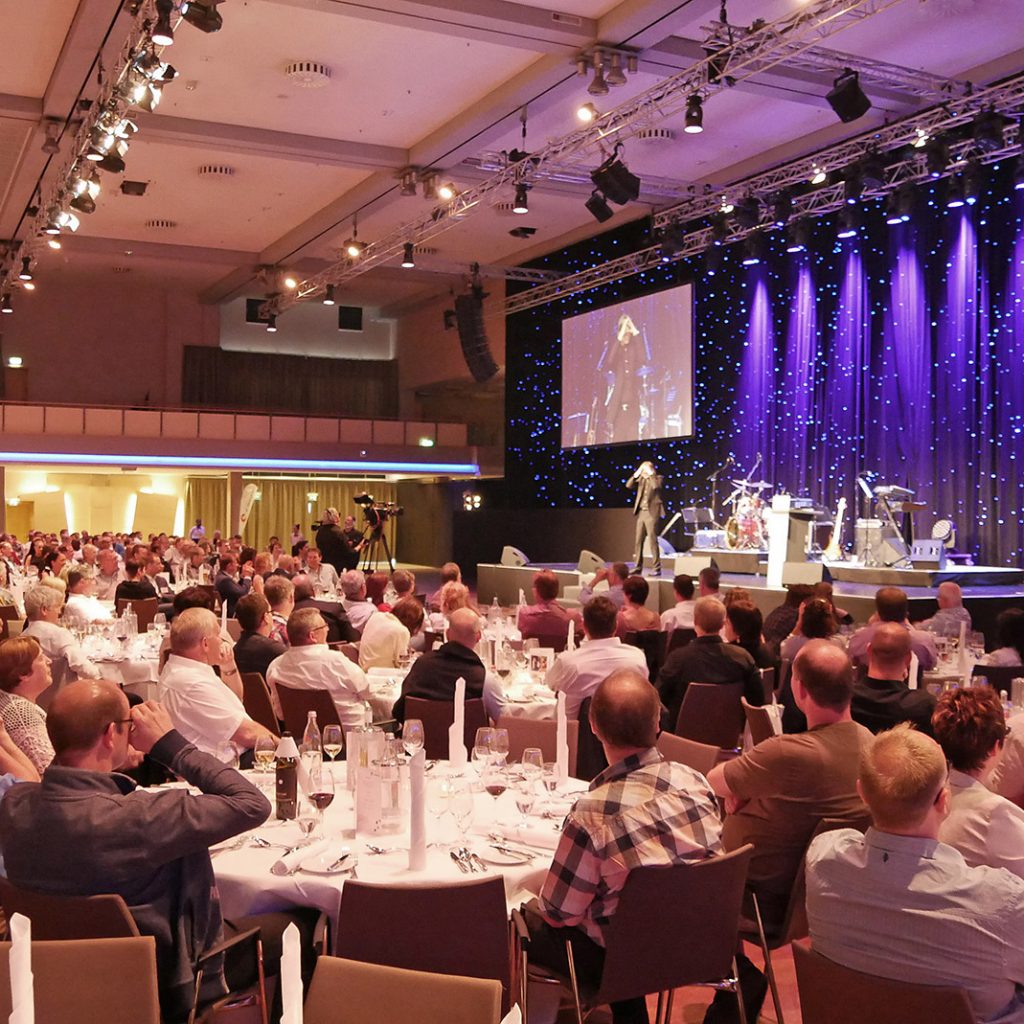 Abendveranstaltung mit Gastreferenten und Showeinlagen.