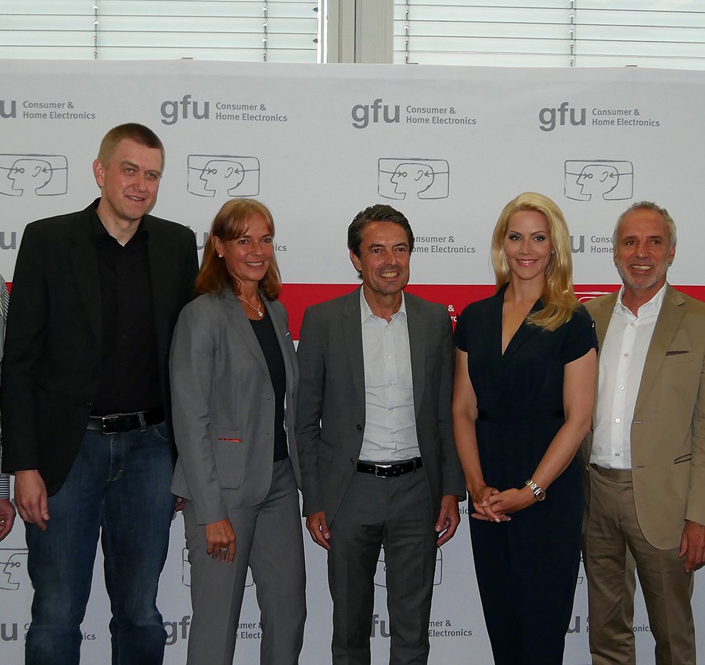 Das Thema „Digitalisierung in unserer Branche“ beleuchteten unter der Moderation von Judith Rakers (v.li): Heiko Neundörfer, HiFI Forum, Stephan Heimbecher, Sky, Prof. Dr. Britta Böckmann, Fachhochschule Dortmund, Roland Hagenbucher, Siemens Hausgeräte, Hans-Joachim Kamp, gfu und Christoph Vilanek, freenet AG.