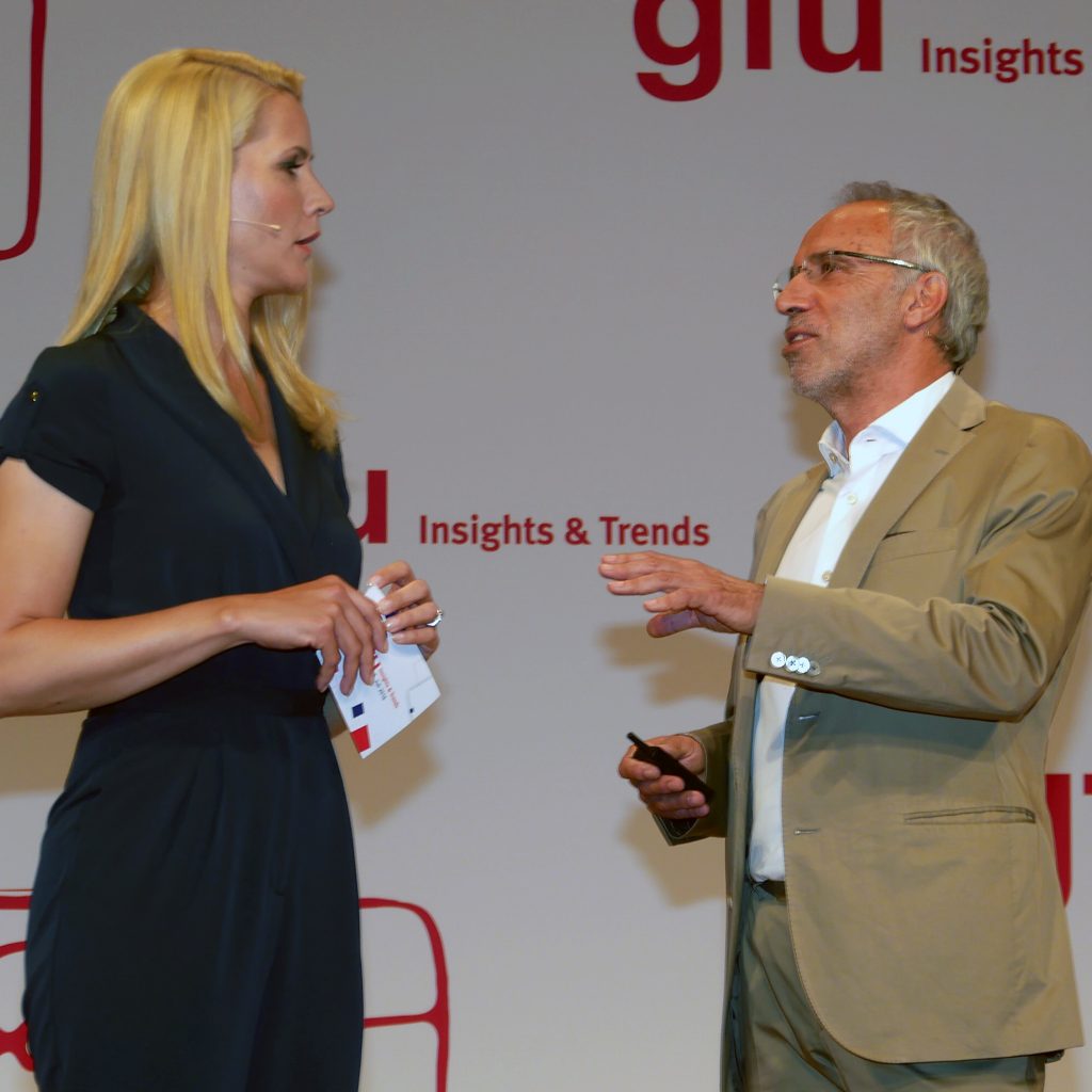 Zwischen Judith Rakers, Moderatorin der gfu insights & trends, und Hans-Joachim Kamp entspann sich ein „charmanter“ Dialog zum Themenkreis Smart Home.