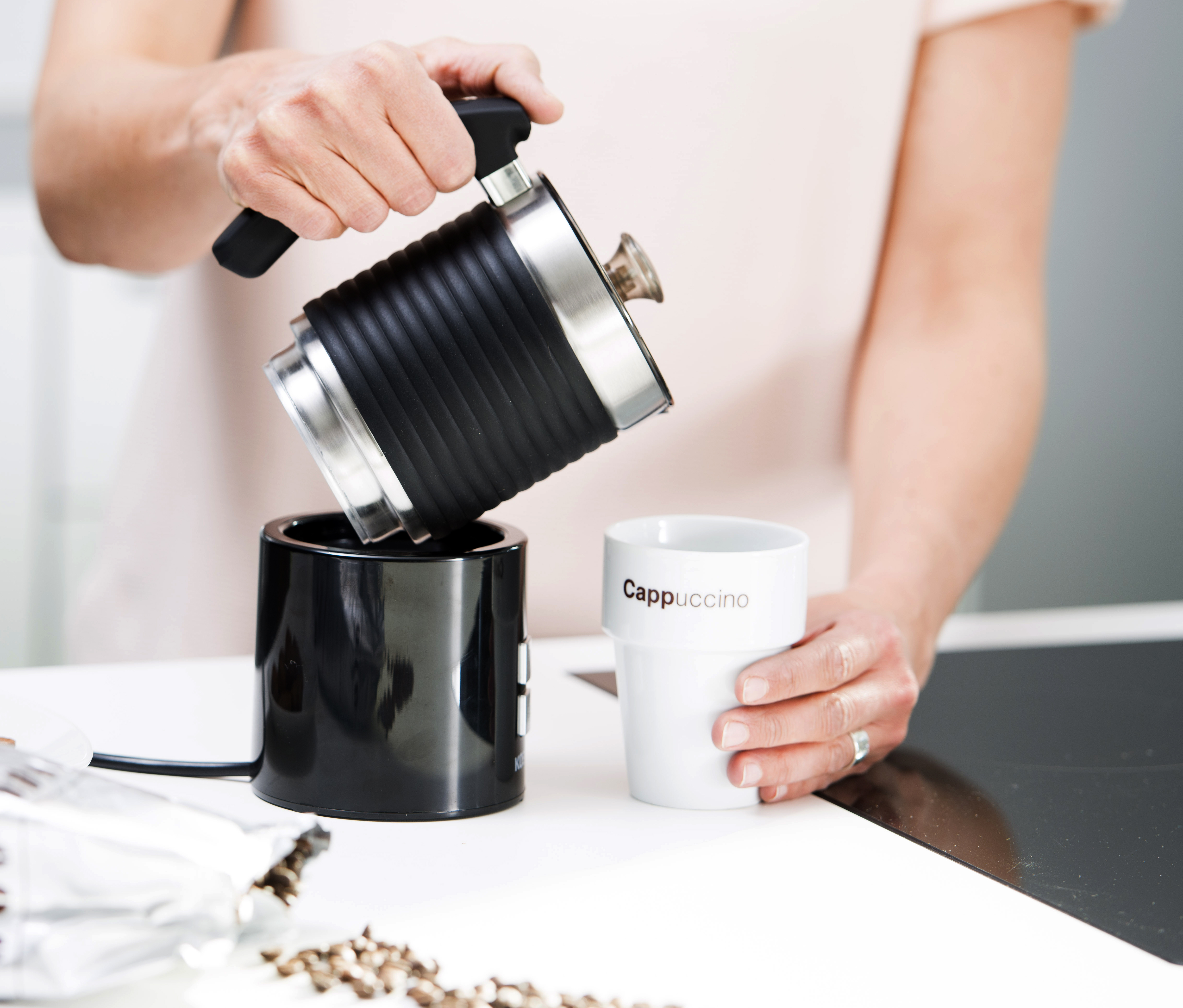 Koenig Milchaufschäumer KMF 5211 bereitet auch heiße Milch zu.