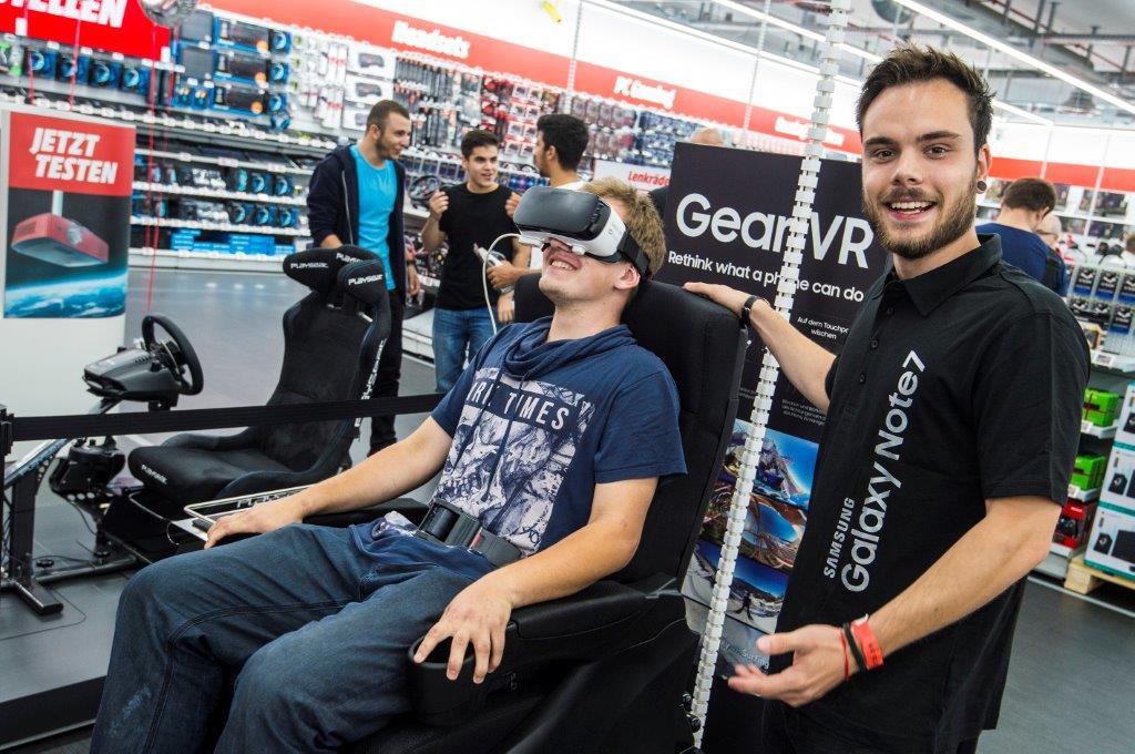 Mit einem 4D-Stuhl von Samsung lässt sich im Nu in fantastische, virtuelle Welten eintauchen.