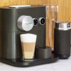 Nespresso Kaffeemaschine Expert mit und ohne Milchaufschäumer erhältlich.