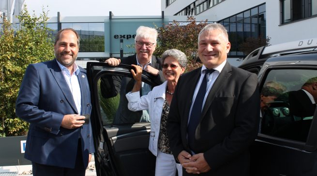 Umsatz gesteigert – Auto gewonnen: Der Hannoveraner Renault/Dacia Partner Carsten Ahrens, Volker Müller, Vorstandsvorsitzender expert AG, Gewinnerin Romy Salm, Gert Taraschonnek, Renault Deutschland AG (v.l.n.r.).