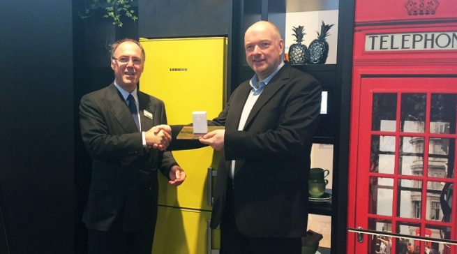 Wolfgang Pauler (CHIP) übergibt den Preis für den Hersteller des Jahres in der Kategorie Kühlschränke an Günther Sproll, Marketingleiter Liebherr Hausgeräte.