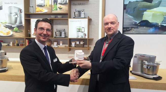 Wolfgang Pauler (Testchef von CHIP) übergibt den Preis für den Hersteller des Jahres an Roland Sommerkamp von Bosch in der Kategorie Küchenmaschinen.