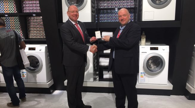 Wolfgang Pauler (CHIP) übergibt den Preis für den Hersteller des Jahres in der Kategorie Waschmaschinen an Frank Jüttner, Chef der Miele Vertriebsgesellschaft Deutschland.