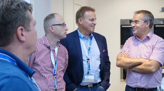 Torsten Roters, Euronics XXL in Varel (r.) im Austausch mit den Teilnehmern der Experience Tour.