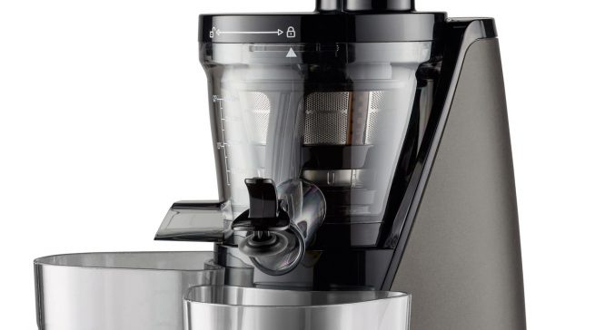 Grundig Slow Juicer SJ 8640 mit zwei Ausgängen.