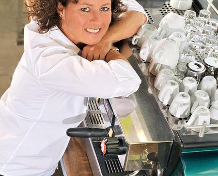 Nana Holthaus-Vehse war 2009 Deutsche Barista-Meisterin. Als Meister-Barista ist sie in der Welt des Kaffees zu Hause, hält Vorträge, gibt Schulungen und befasst sich mit dem Zusammenspiel von handwerklichen Fähigkeiten, unterschiedlichen Zubereitungsformen und Kaffeemaschinen. (Foto: livingpress)