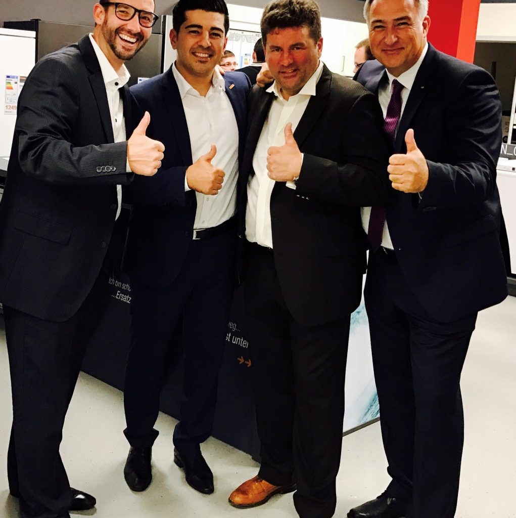 Das Bielefelder EK-Team gratuliert Jürgen Hammel (2.v.r.) zur Eröffnung.