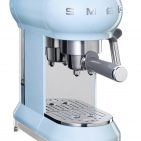 Smeg Espressomaschine ECF01 mit Edelstahl-Siebträger.