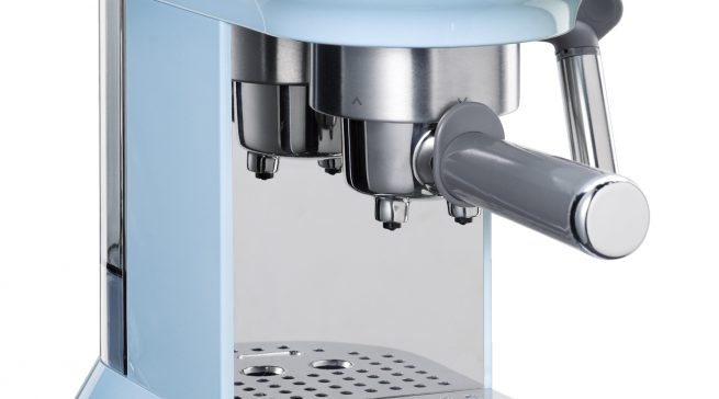 Smeg Espressomaschine ECF01 mit Edelstahl-Siebträger.