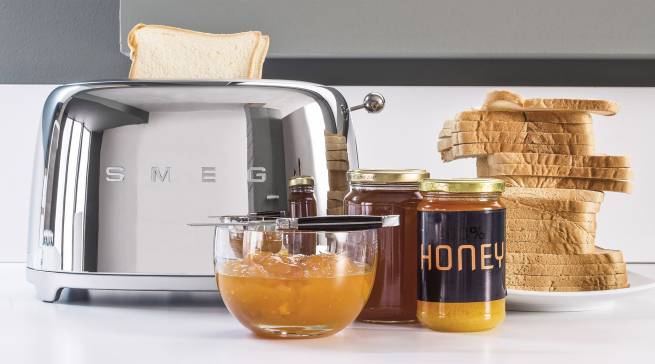 Smeg Toaster TSF01 auch für einseitiges Toasten.