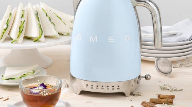 Smeg Wasserkocher KLF01 mit 7 Temperaturstufen.