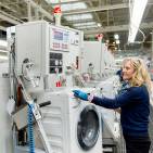 Blick in die Endmontage der Miele-Waschmaschinen im Stammwerk Gütersloh. Für ergänzende Kapazitäten soll ein Produktionsstandort in Polen errichtet werden.