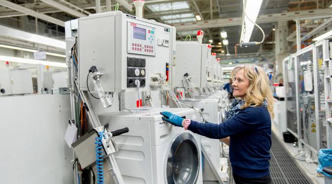 Blick in die Endmontage der Miele-Waschmaschinen im Stammwerk Gütersloh. Für ergänzende Kapazitäten soll ein Produktionsstandort in Polen errichtet werden.