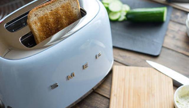 Der Toaster von Smeg bräunt große und kleine, dicke oder dünne Scheiben optimal. Er bietet sechs Röstgradstufen und zentriert das Brot automatisch in den Röstschächten.