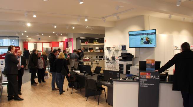 Digital Signage und das neue digitale Kiosk-System prägen das Innenleben des neuen Lemgoer Geschäftes.