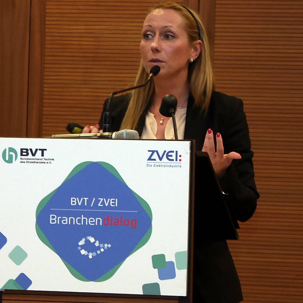 Carina Brederlow, BVT-Vorstandsmitglied und Chefin des Saturns Hohe Straße in Köln, referierte zum Thema elektronische Preisschilder. „Wir geben unseren Kunden das Vertrauen, dass wir stets einen aktuellen und günstigen Preis bieten.“