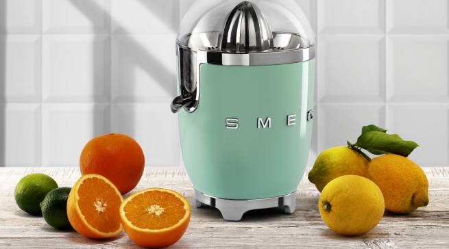 Smeg Zitruspresse CJF01 aus Edelstahl.