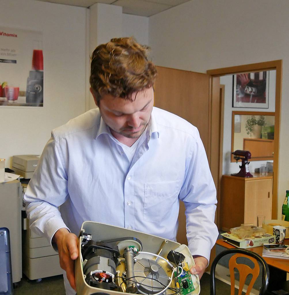 Alexander Falk erklärt das technische Innenleben der „Assistant Original“ von Ankarsrum.