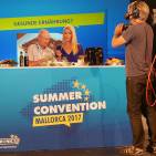 Christian Mandt, Euronics Mandt aus Gnoisen bei Rostock „kochte“ zusammen mit Moderatorin Judith Rakers, verblüffte diese mit seinem trockenen Humor und seiner Schlagfertigkeit. Christian Mandt, Euronics Mandt aus Gnoisen bei Rostock „kochte“ zusammen mit Moderatorin Judith Rakers, verblüffte diese mit seinem trockenen Humor und seiner Schlagfertigkeit.