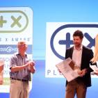 Unter der Moderation von Judith Rakers (r.) überreichte Jury-Mitglied Alexander Druckenmüller (2.v.l.) die beiden Plus X Awards an Euronics Vorstandssprecher Benedict Kober (1.v.l.) und an Patrick Schwarzhaupt, Betriebstypenmanager media@home (4.v.l.).