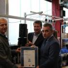 Henning Scholtz, Leiter des Bereichs Umweltzeichen bei der RAL und Otto Bischlager, Leiter des Referats Abfallbeseitigung und Ressourceneffizienz des bayerischen Staatsministeriums für Umwelt und Verbraucherschutz, überreichten die Urkunde für das Umweltsiegel an Geschäftsführer Michael Schüller.