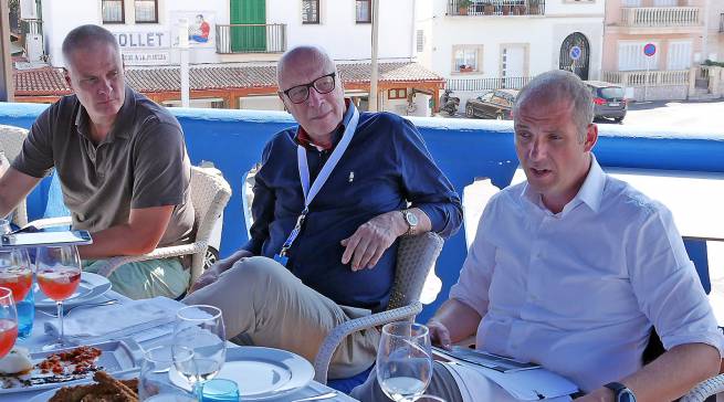 Erfolg ist hier Programm: Auf Mallorca zogen Kai Hillebrandt, Vice President Consumer Electronis, (ganz links) und Alexander Zeeh (rechts) von Samsung in einem Pressegespräch eine erste Bilanz zum „Jahr des Handel(n)s 2017“ mit dem Fokus auf Kundenbindung.