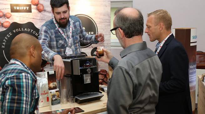 Auch die Kaffee-Vollautomaten haben unter lauter Baristi und Siebträgern auf der WoFuHa ihre viel beachtete Bühne.©Frank Waberseck