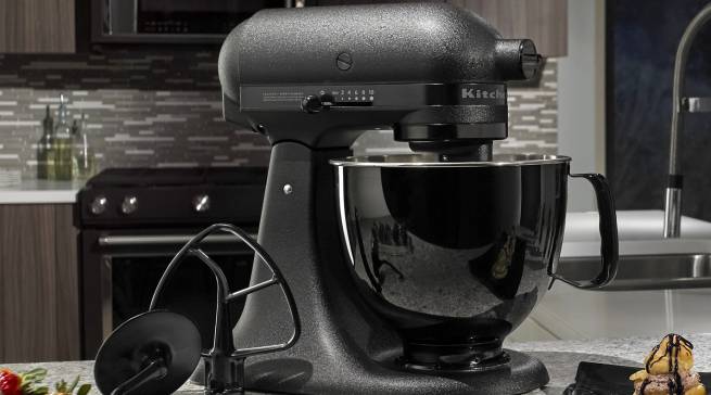 KitchenAid Küchenmaschine Artisan Black Tie als limitierte Sonderauflage.