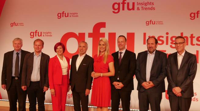 Stimmten auf die Trends der IFA 2017 ein (v.li.): Dr. Ralf Schäfer, Fraunhofer Heinrich-Hertz Institut, Kay Meseberg, Arte TV, Miss IFA, Hans-Joachim Kamp, gfu, Moderatorin Judith Rakers, Joachim Gast, ReSound, Martin Vesper, digitalStrom und Detlef Niehaus, Miele.