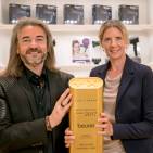 Auf der IFA übergab Donat Brandt, Präsident des Plus X Award, die Siegertrophäe für die „Innovativste Marke“ an Beurer Marketingleiterin Kerstin Glanzer.