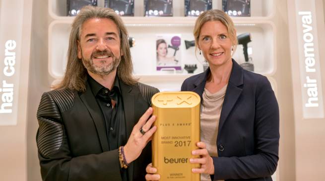 Auf der IFA übergab Donat Brandt, Präsident des Plus X Award, die Siegertrophäe für die „Innovativste Marke“ an Beurer Marketingleiterin Kerstin Glanzer.
