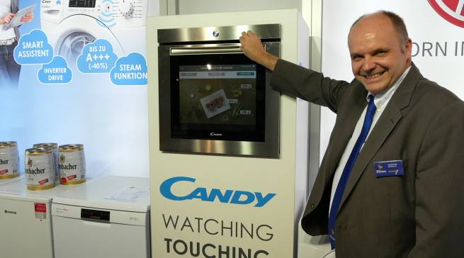 Thorsten Arnhold, Verkaufsleiter Elektrogeräte bei Franz Kerstin, präsentierte voller Stolz die IFA-Neuheit von Candy, den Backofen WTC, der über eine Touch-Screen-Ofentür gesteuert werden kann.