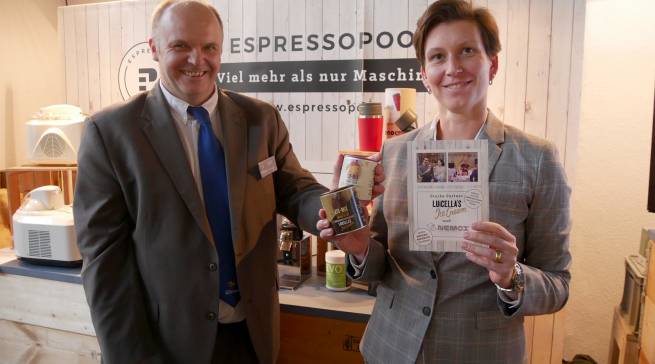 Sind dem Eiszutaten von Luicella’s verfallen: Manja Behrends von der Nemox-Vertretung Espressopool und Thorsten Arnhold vom Großhandelshaus Franz Kerstin.