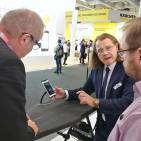 IFA Highlight: Der digitale Bügelcoach von Laurastar hilft, noch schneller und besser zu bügeln.