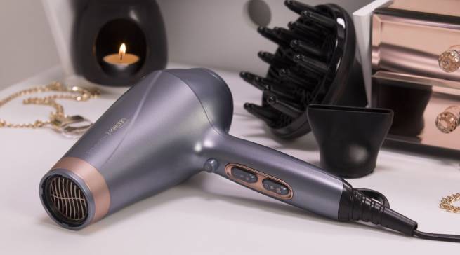 Remington Keratin Protect Ionen-Haartrockner AC8820 mit Stylingdüsen.
