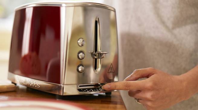 Russell Hobbs Toaster Luna Solar Red 23220-56 mit Schnell-Toast-Technologie.