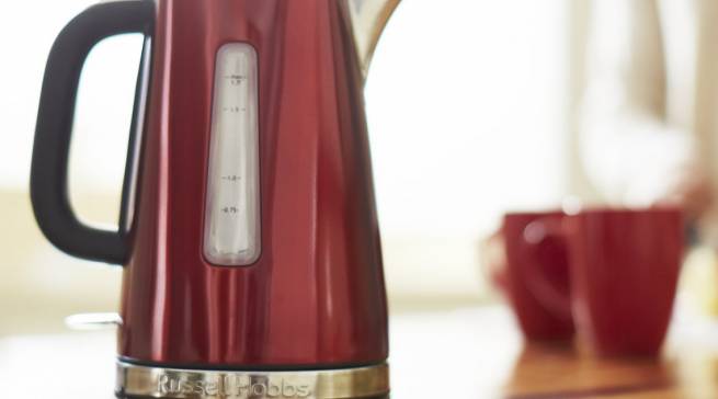 Russell Hobbs Wasserkocher Luna Solar Red 23210-70 mit Perfect-Pour-Ausgusstülle.