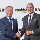 Win-Win: Alexander Zeeh (re), Director Home Appliances Samsung Electronics und Nolte-Geschäftsführer Eckhard Wefing.