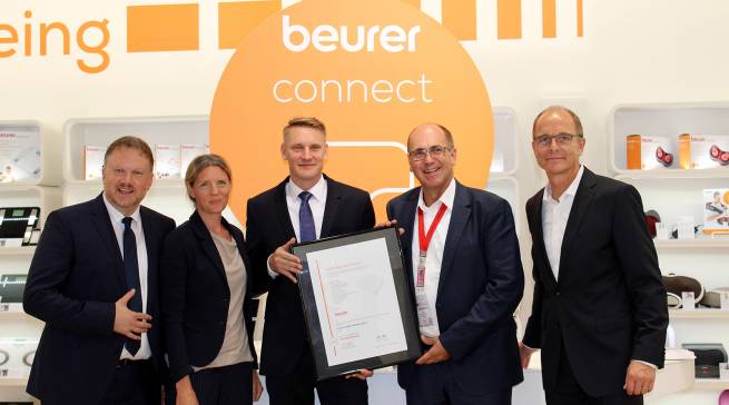 Urkundenübergabe auf der IFA (v.r.n.l.): Georg Walkenbach, René Efler, Sebastian Kebbe, Kerstin Glanzer und Markus Bisping.