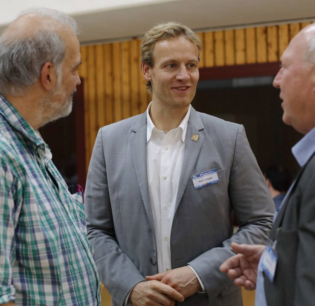 Robert Drosdek (mitte), Geschäftsführer von Brömmelhaupt, im Gespräch mit Kunden.