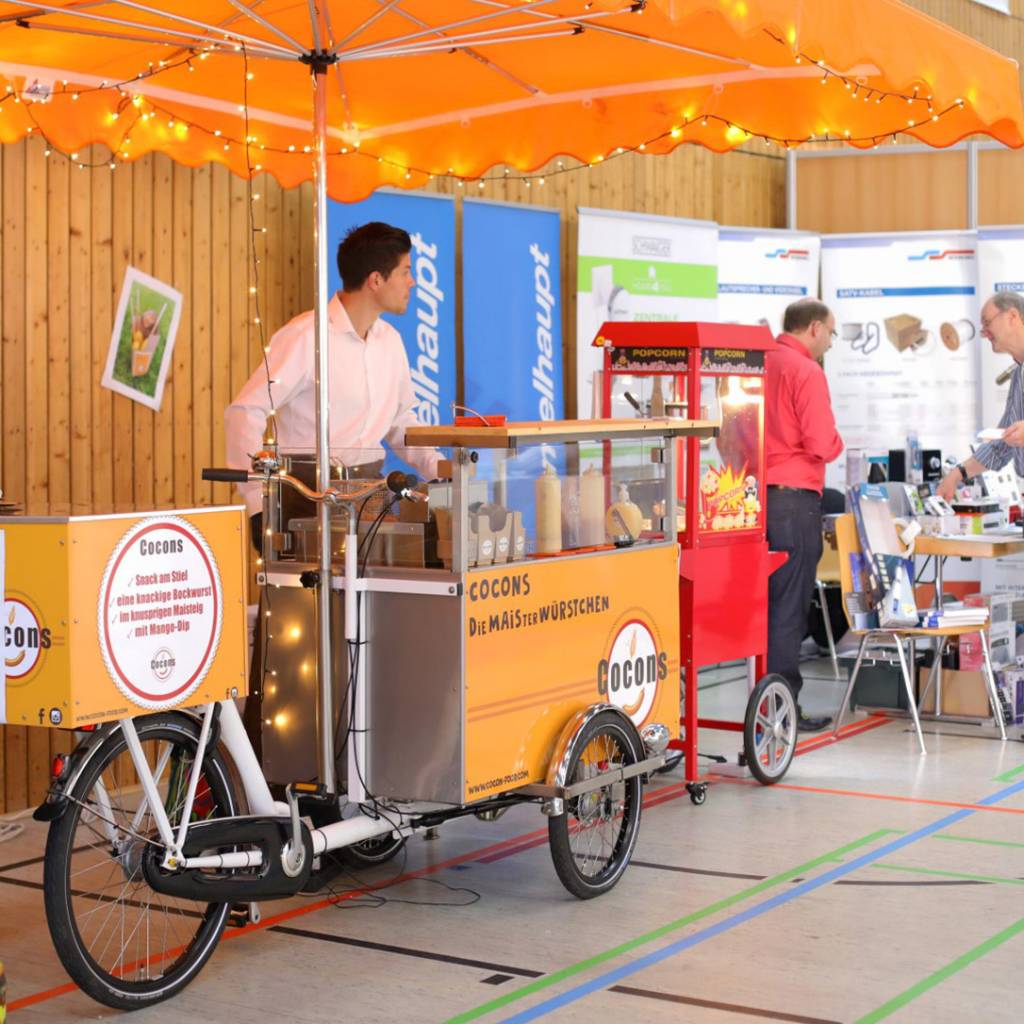 Muntert die strapazierte Messeseele auf: Popcorn, Würstchen und Snacks am Stil.
