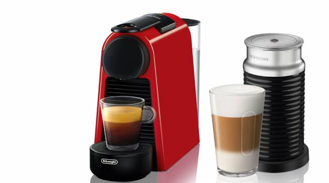 Die De'Longhi Kaffeemaschine Nespresso Essenza Mini in der Farbe Glossy Red mit Aeroccino3-Milchaufschäumer