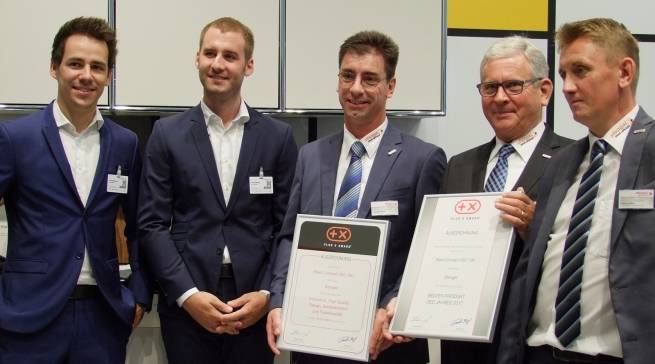 Preisverleihung auf der area30. Unser Foto zeigt v.l.: Christoph Hohmann (Head of Product Management Plus X Award), Niko Gössing (Produktmanager Plus X Award), Kai-Uwe Höpfner (Geschäftsführer Stengel Steel Concept), Bernd Neumann (Gesamt-Vertriebsleiter) und Andreas Weber (Außendienst).