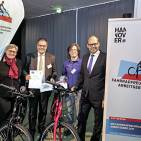 Der Hattrick ist geschafft: Patrick Döring (2. v. li., Wertgarantie-Vorstand) und Peta Hesse (2. v. re., Projektleiter Wertgarantie) erhalten die Auszeichnung als „Fahrradfreundlichster Arbeitgeber“.