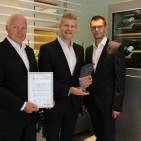 Stellvertretend für die Sparte Liebherr-Hausgeräte nahmen Helmuth Bauer (v.l.), Thomas Kandolf und Thomas Obererlacher die Auszeichnung in der Kategorie „Best Innovation Management“ in Empfang.
